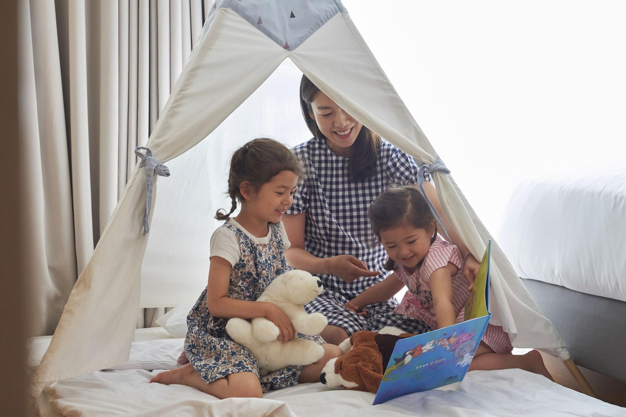 仁川凯悦大酒店 外观 照片 A mother reading to her children