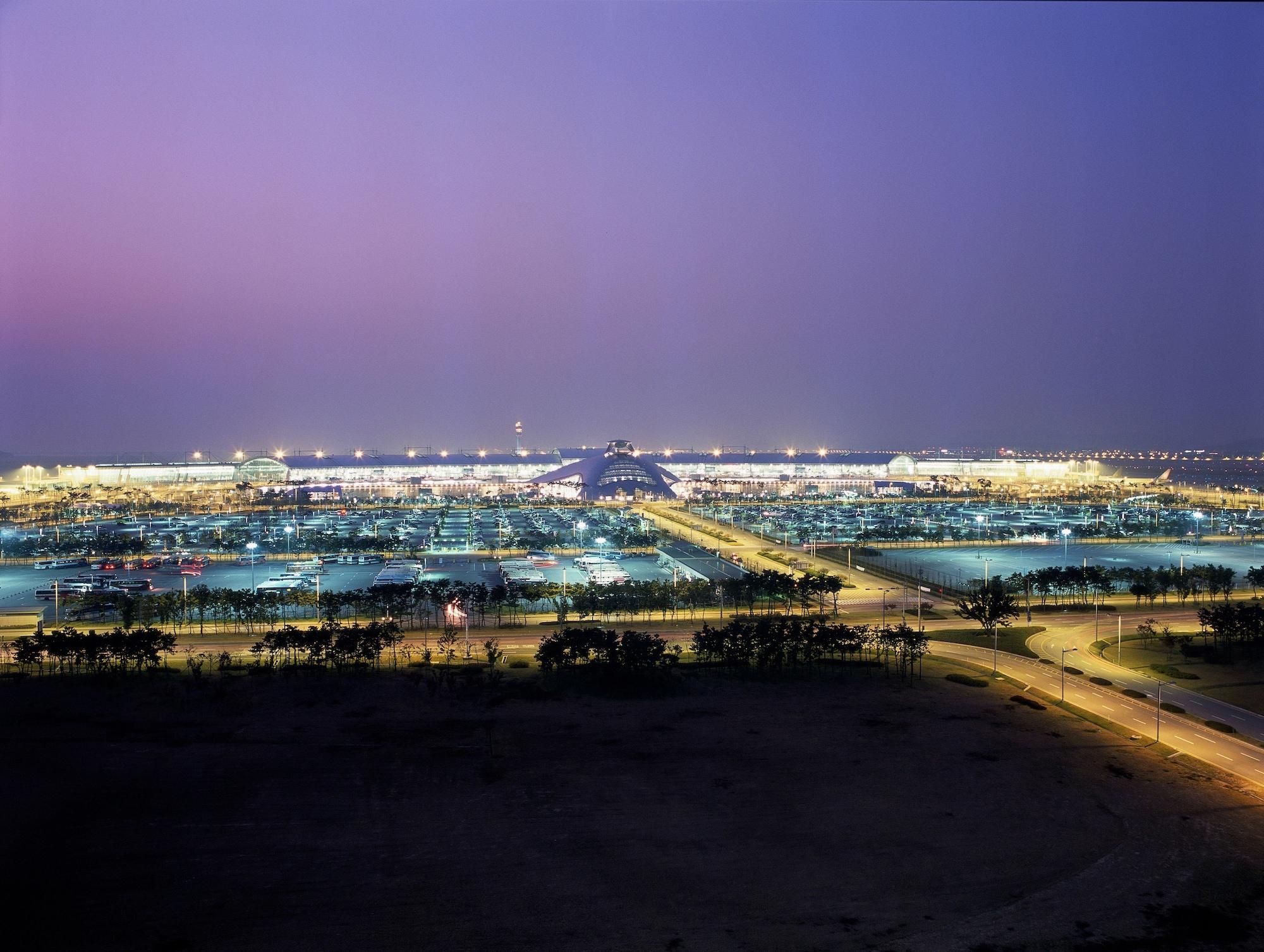 仁川凯悦大酒店 外观 照片 Al-Maktoum Airport at night