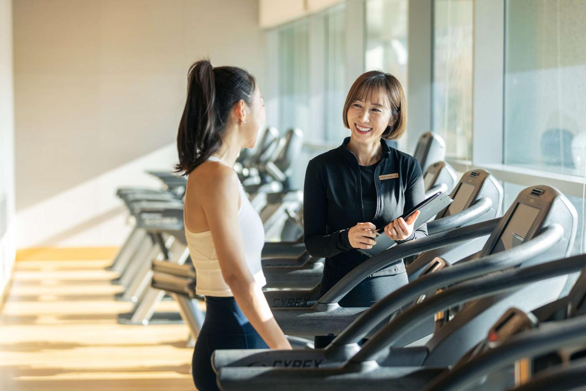 仁川凯悦大酒店 外观 照片 Personal trainer with a client